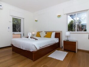 7 bedrooms, iron/ironing board, internet, bed sheets