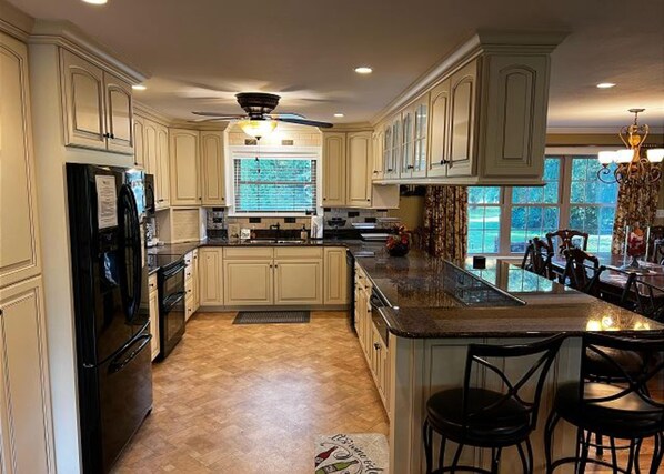 Casa, letti multipli (Smoky Mountain River Retreat #318) | Cucina privata | Frigorifero, microonde, forno, tostapane