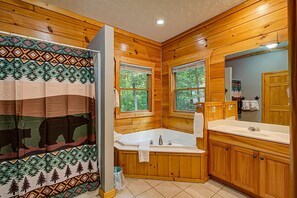 Casa, várias camas, vista para a montanha (Arrowhead Lodge #568) | Banheiro | Toalhas de banho 