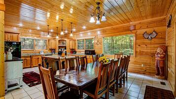 House, Multiple Beds, Mountain View (Arrowhead Lodge #568) | Dining