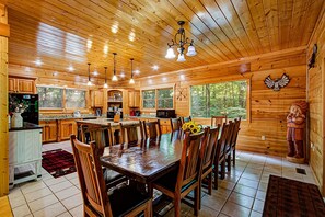 House, Multiple Beds, Mountain View (Arrowhead Lodge #568) | Dining