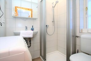 Shower, hair dryer - Gmelinstraße 19 d - Hausscheibe mit 2- Zimmern auf ca. 52m² und Terrasse (Wyk auf Föhr)