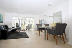 Fernseher, DVD-Player, Stereoanlage