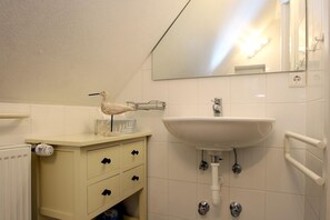 Bathroom - Ginsterweg 4 b, Whg. 3 - Apartment with 2 rooms on approx. 50m² with sea view (Wyk auf Föhr)