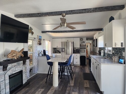 Escape to your cozy waterfront 2-bedroom cottage, kayaks & canoes included!