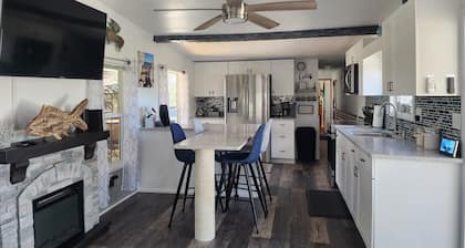 Escape to your cozy waterfront 2-bedroom cottage, kayaks & canoes included!