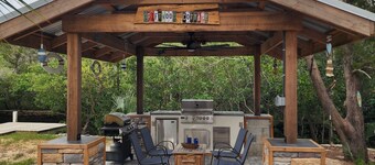 Escape to your cozy waterfront 2-bedroom cottage, kayaks & canoes included!