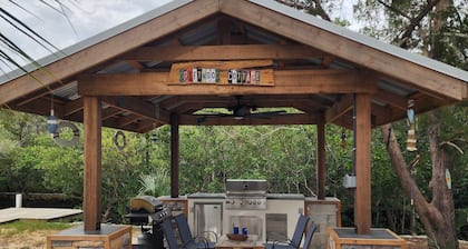 Escape to your cozy waterfront 2-bedroom cottage, kayaks & canoes included!