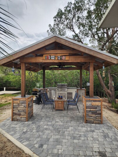 Escape to your cozy waterfront 2-bedroom cottage, kayaks & canoes included!