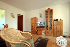 TV, DVD player, stereo - Museumstraße 16, Whg. 6 - Ferienwohnung mit 2- Zimmern auf ca. 45m² (Wyk auf Föhr)
