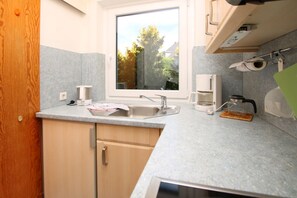 Microwave, oven, dishwasher - Museumstraße 16, Whg. 6 - Ferienwohnung mit 2- Zimmern auf ca. 45m² (Wyk auf Föhr)