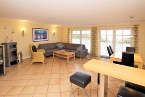 Télévision, cheminée, chaîne hi-fi