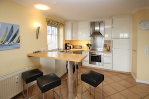 Een koelkast, een magnetron, een oven, een vaatwasser