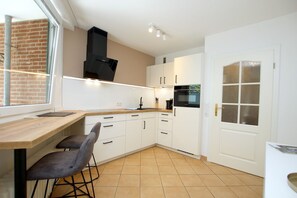 Microwave, oven, dishwasher - Osterstraße 1, Whg. 2, Haus Flora - Apartment in Wyk/ Südstrand with approx. 60m² (Wyk auf Föhr)