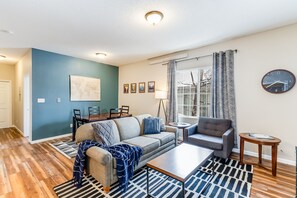 TV - Beautiful 2-Bedroom Park View (Cheyenne)