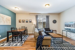 TV - Beautiful 2-Bedroom Park View (Cheyenne)