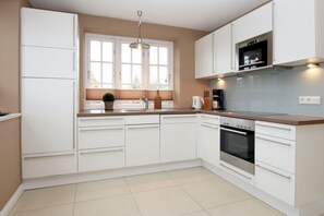 Microwave, oven, dishwasher - Ohl Dörp 55b, Whg. 2 - House half in Wrixum under thatched roof with 4 rooms and 140 (Wrixum)