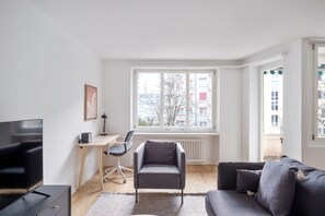 TV, stereo - Hip Oerlikon 3.5 Room w/ Balcony, 1min to Train Station, by Blueground (Zurich)