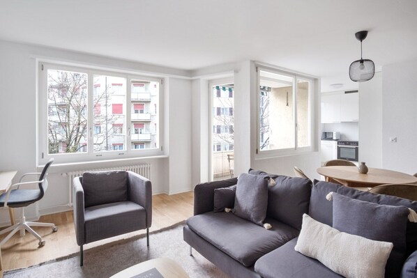 TV, stereo - Hip Oerlikon 3.5 Room w/ Balcony, 1min to Train Station, by Blueground (Zurich)