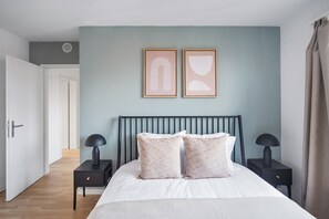 2 bedrooms, iron/ironing board, WiFi, bed sheets - Hip Oerlikon 3.5 Room w/ Balcony, 1min to Train Station, by Blueground (Zurich)