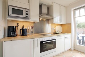 Fridge, microwave, oven, dishwasher - Rungholtstraße 6, Whg. 4 - Apartment with 3 rooms on approx. 55m² for max. 2 persons. (Wyk auf Föhr)