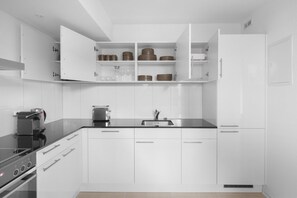 Kylskåp, mikrovågsugn, ugn och spishäll