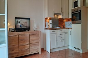 Fridge, microwave, oven, stovetop - Lüttmarsch 13, Whg. 5 - Ferienwohnung mit 4- Zimmern auf ca. 65m² (Wyk auf Föhr)