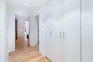 Interior - Sunny Oerlikon 3.5 Room w/ Balcony, 1min to Train Station, by Blueground (Zurich)