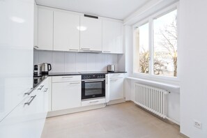 Fridge, microwave, oven, stovetop - Sunny Oerlikon 3.5 Room w/ Balcony, 1min to Train Station, by Blueground (Zurich)