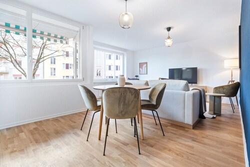 Sunny Oerlikon 3.5 Room w/ Balcony, 1min to Train Station, by Blueground