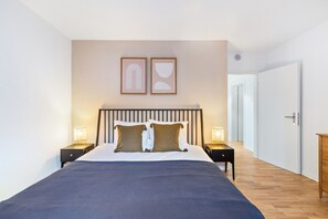 2 bedrooms, iron/ironing board, WiFi, bed sheets - Sunny Oerlikon 3.5 Room w/ Balcony, 1min to Train Station, by Blueground (Zurich)