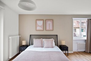 1 bedroom, iron/ironing board, WiFi, bed sheets - Bright Oerlikon 2.5 Room w/ Storage, 1min to Train Station, by Blueground (Zurich)