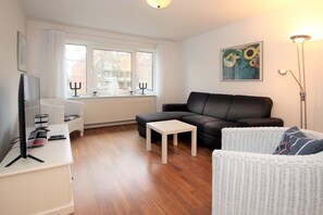 TV, DVD player, stereo - Olhörnweg 2 - Holiday home/ house slice with 3 rooms on approx. 95m² (Wyk auf Föhr)