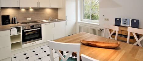 Frigorifero, forno, piano cottura, lavastoviglie