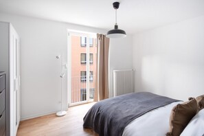 2 habitaciones, tabla de planchar con plancha, wifi y ropa de cama 