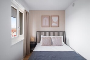 2 bedrooms, iron/ironing board, WiFi, bed sheets