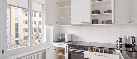 Kühlschrank, Mikrowelle, Ofen, Herdplatte