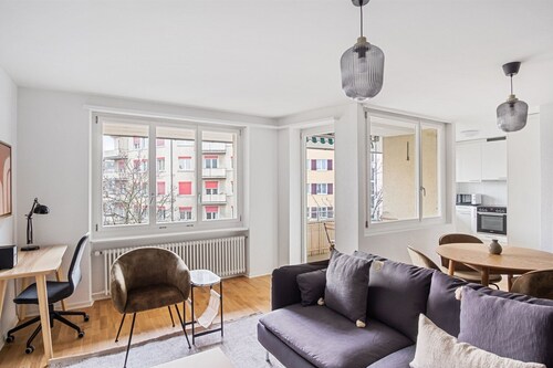 Airy Oerlikon 3.5 Room w/ Parking, 1min to Train Station, by Blueground