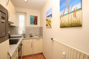 Microwave, oven, dishwasher - Lüttmarsch 13, Whg. 7 - Ferienwohnung mit 2- Zimmern auf ca. 35m² (Wyk auf Föhr)