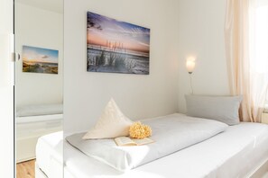 2 bedrooms, iron/ironing board, WiFi