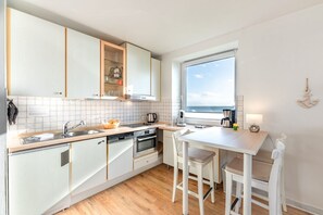 Uuni, astianpesukone, kahvin-/teenkeitin, leivänpaahdin
