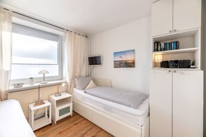 2 bedrooms, iron/ironing board, WiFi