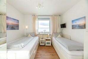 2 bedrooms, iron/ironing board, WiFi