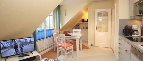 Een microgolfoven, een vaatwasser