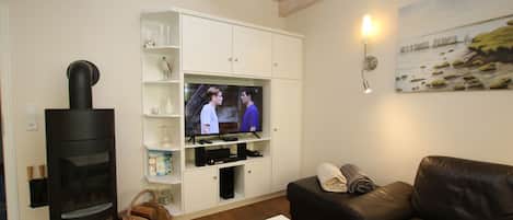 Tv, eldstad, dvd-spelare och en stereo