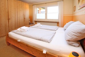 4 bedrooms, iron/ironing board, WiFi