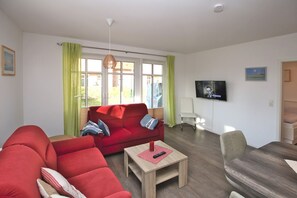 TV, stereo - Strandstraße 18b, Whg. 1, Haus Paula - Apartment with 3 rooms on approx. 70m² (Wyk auf Föhr)