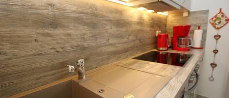 Mikroaaltouuni, uuni, astianpesukone, vedenkeitin