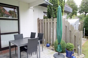 Outdoor dining - Gmelinstraße 28, Whg. 52, Feriendomizil am Südstrand - vacation apartment in Wyk, with (Wyk auf Föhr)