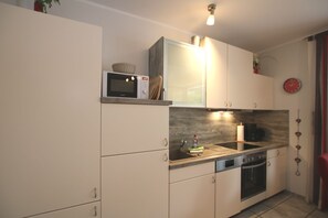 Mikrowelle, Ofen, Geschirrspüler, Wasserkocher